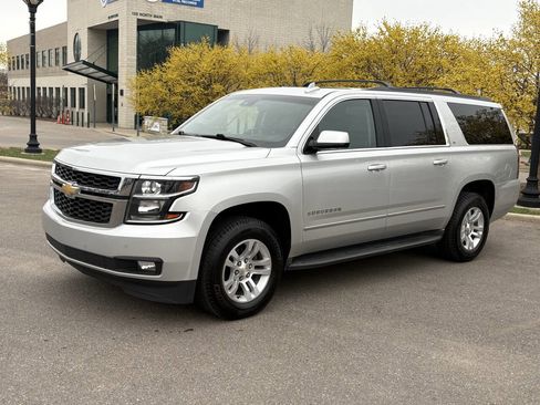 Used 2016 Chevrolet Suburban LT image 4