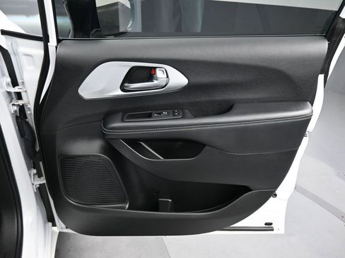 Used 2024 Chrysler Pacifica Touring image 55