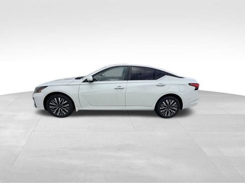 Used 2023 Nissan Altima 2.5 SV w/ SV Premium Package AWD/4WD image 3