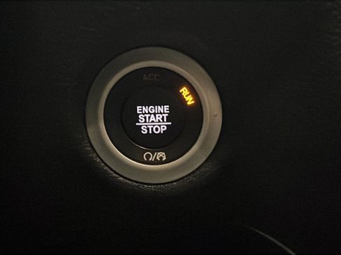 Used 2025 Chrysler Pacifica Limited FWD image 24