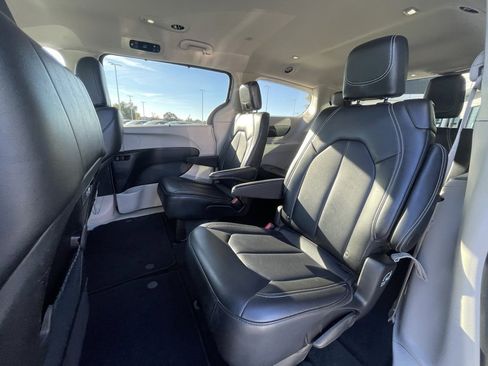 Used 2024 Chrysler Pacifica Touring-L image 23