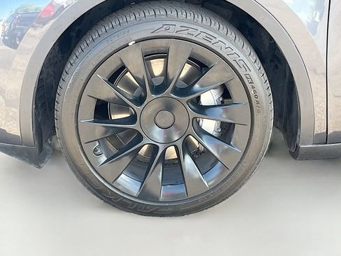 Used 2024 Tesla Model Y Long Range AWD/4WD image 30