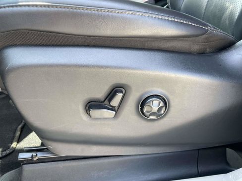 Used 2023 Chrysler Pacifica Touring-L FWD image 15