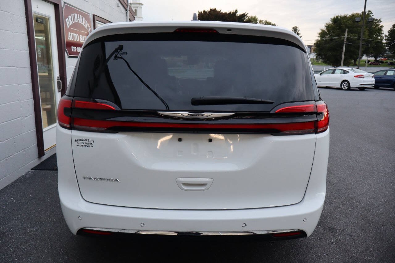 Used 2023 Chrysler Pacifica Touring-L FWD image 3
