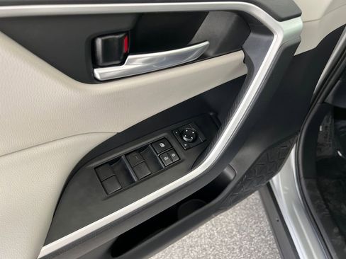 Used 2020 Toyota RAV4 XLE w/ Convenience Package image 13