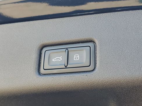 Used 2025 Audi Q5 Premium w/ Convenience Package image 10