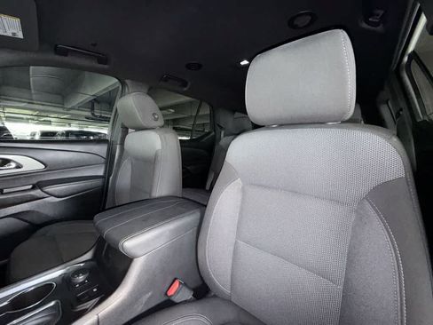 Used 2023 Chevrolet Traverse LT FWD image 14