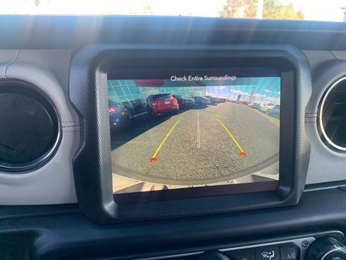 Used 2022 Jeep Wrangler Unlimited Sahara image 16