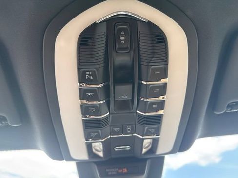 Used 2020 Porsche Macan AWD/4WD image 35