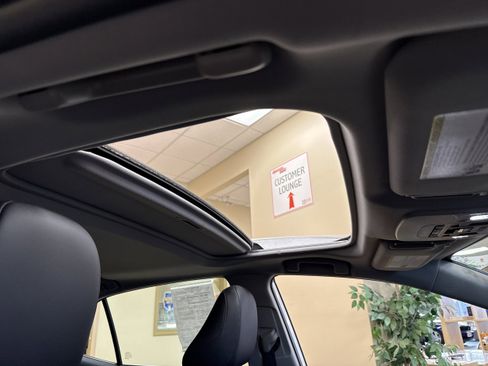 Used 2020 Toyota Camry XLE image 19