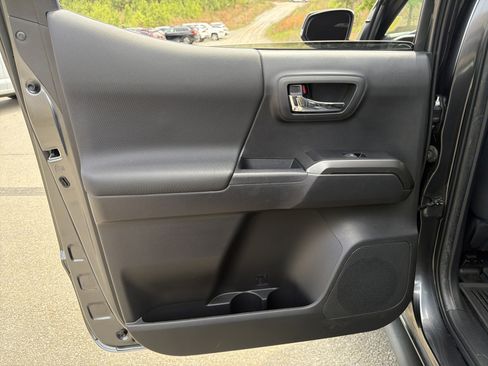 Used 2022 Toyota Tacoma TRD Sport image 21