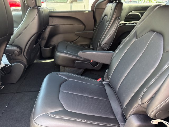 New 2027 Chrysler Pacifica Select w/ Family Tech Group AWD/4WD image 23