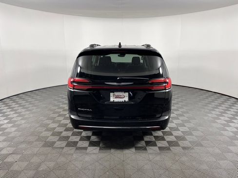 Used 2021 Chrysler Pacifica Touring-L image 6