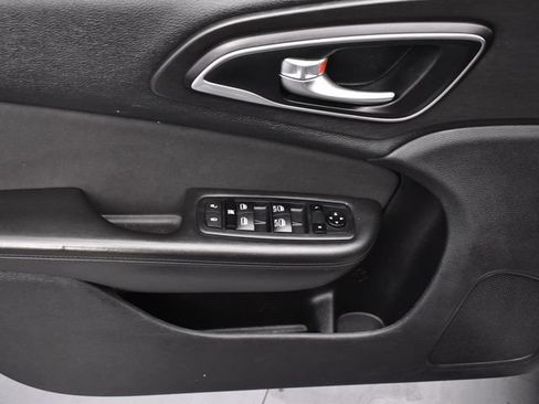 Used 2016 Chrysler 200 Limited FWD image 10