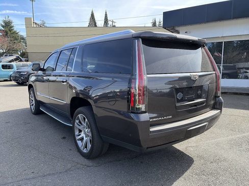 Used 2017 Cadillac Escalade ESV Luxury image 3