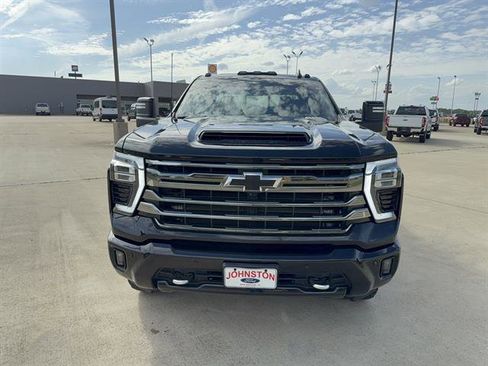 Used 2024 Chevrolet Silverado 2500 High Country w/ Midnight Edition AWD/4WD image 3