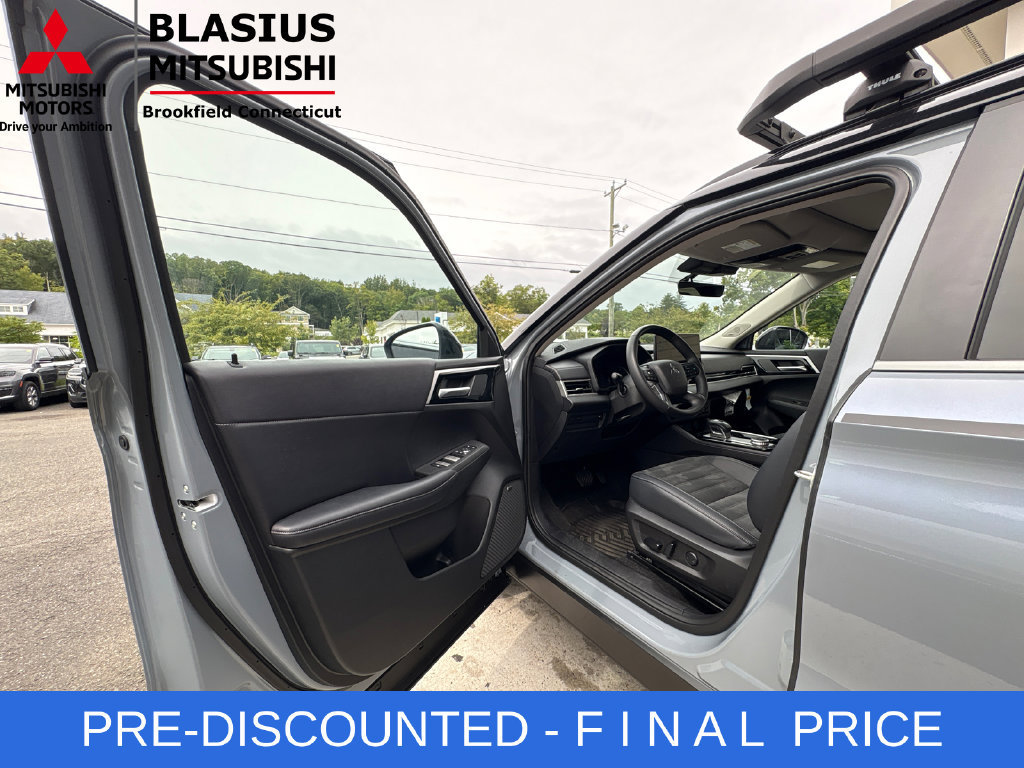 Used 2025 Mitsubishi Outlander AWD image 15