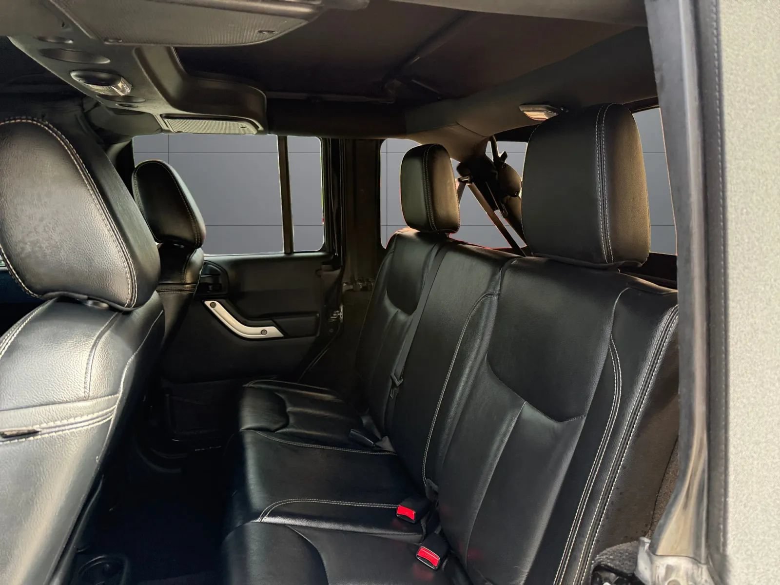 Used 2016 Jeep Wrangler Unlimited Rubicon AWD/4WD image 18