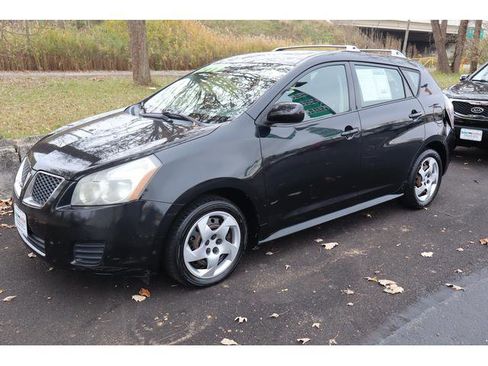 Used 2010 Pontiac Vibe w/ Sun And Sound Package image 2