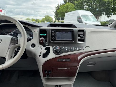 Used 2012 Toyota Sienna XLE FWD image 25