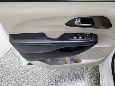 Used 2019 Chrysler Pacifica Touring-L FWD image 18