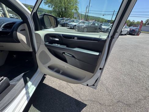 Used 2019 Dodge Grand Caravan SXT FWD image 24