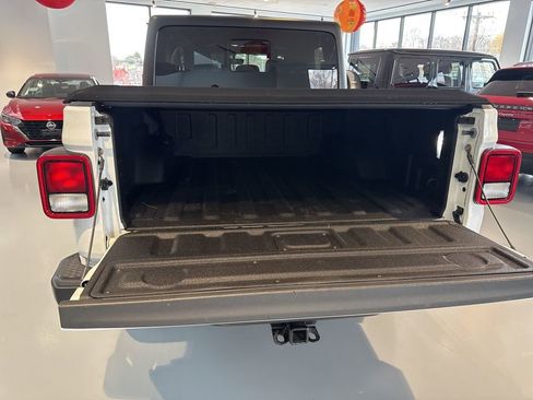 Used 2021 Jeep Gladiator Willys image 11