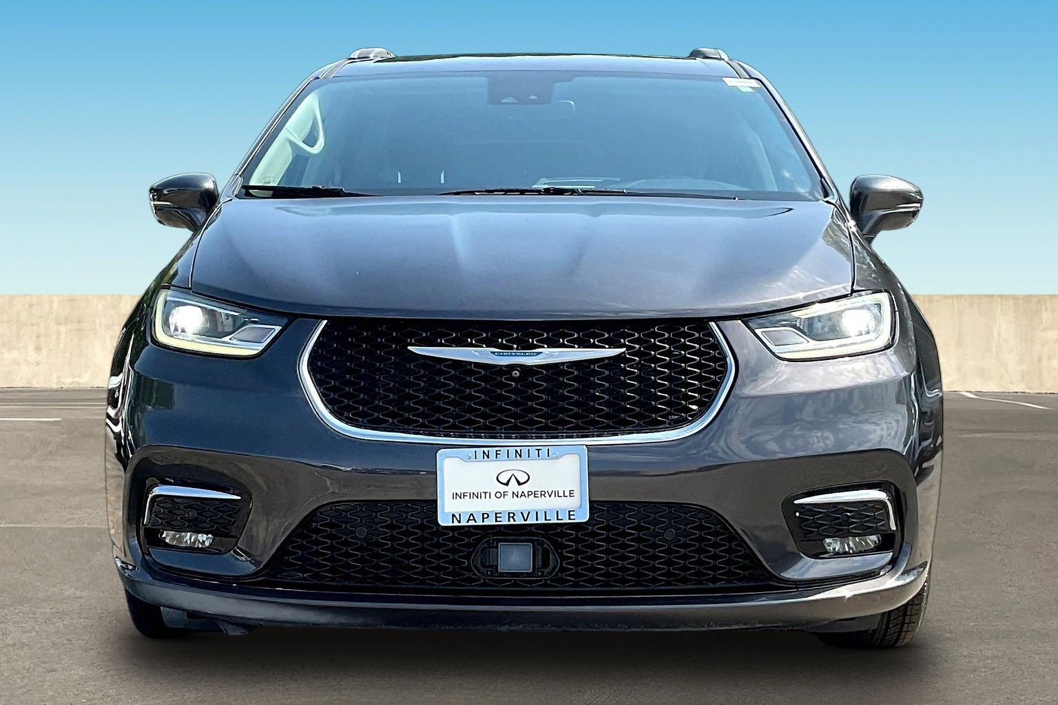 Used 2021 Chrysler Pacifica Touring-L FWD image 2