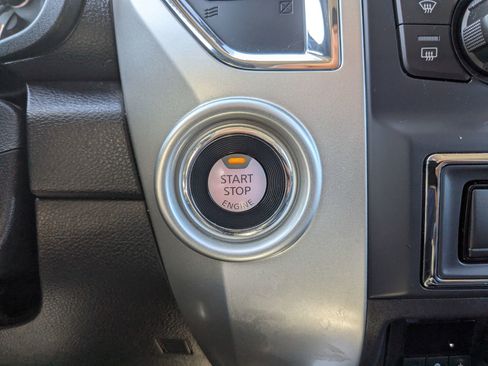 Used 2021 Nissan Titan SV w/ SV Convenience Package image 18