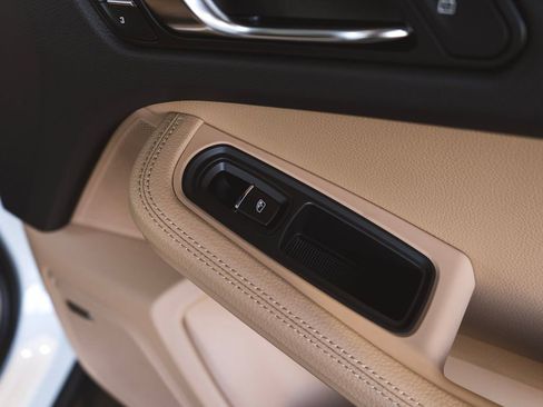 Certified 2026 Porsche Macan AWD/4WD image 33