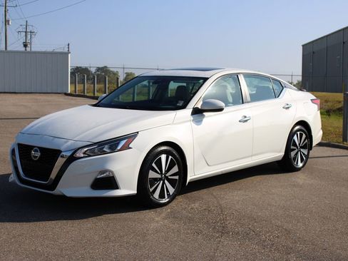Used 2022 Nissan Altima 2.5 SV w/ SV Premium Package image 2