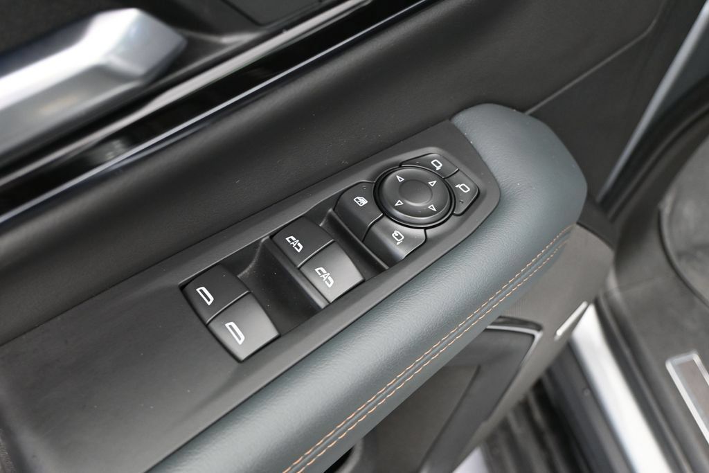 Used 2025 GMC Yukon AT4 AWD/4WD image 15