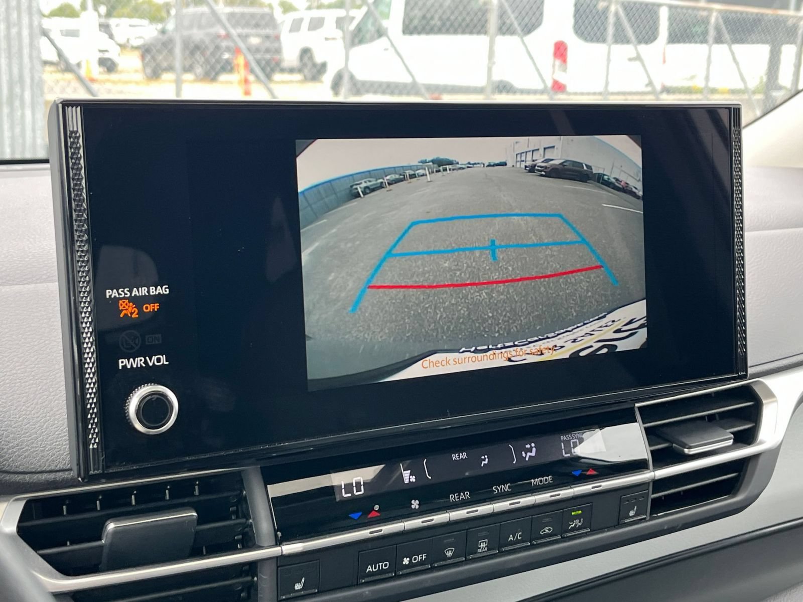 Used 2025 Toyota Sienna XLE FWD image 25