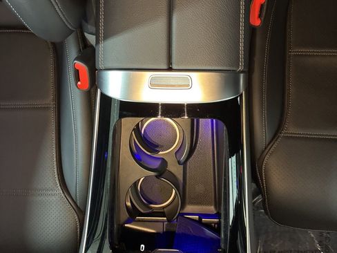 Used 2025 Mercedes-Benz GLC 300 4MATIC image 24