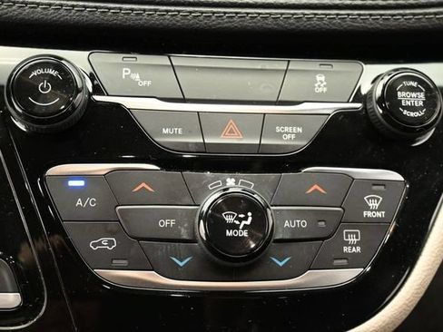 Used 2020 Chrysler Pacifica Limited FWD image 24