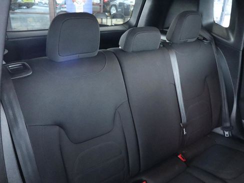 Used 2018 Jeep Renegade Latitude image 35