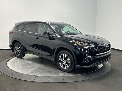 Used 2023 Toyota Highlander XLE AWD/4WD image 2