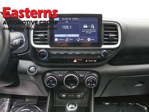Used 2025 Hyundai Venue SEL FWD image 11