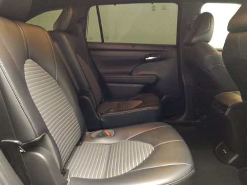 Used 2021 Toyota Highlander XSE image 19