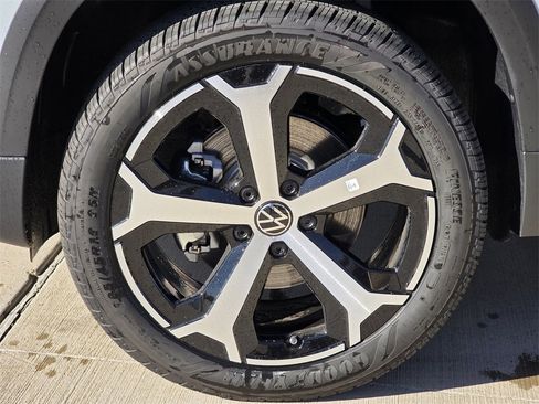 New 2026 Volkswagen Taos SEL image 10