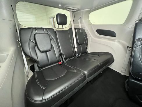 Used 2024 Chrysler Pacifica Touring-L image 9