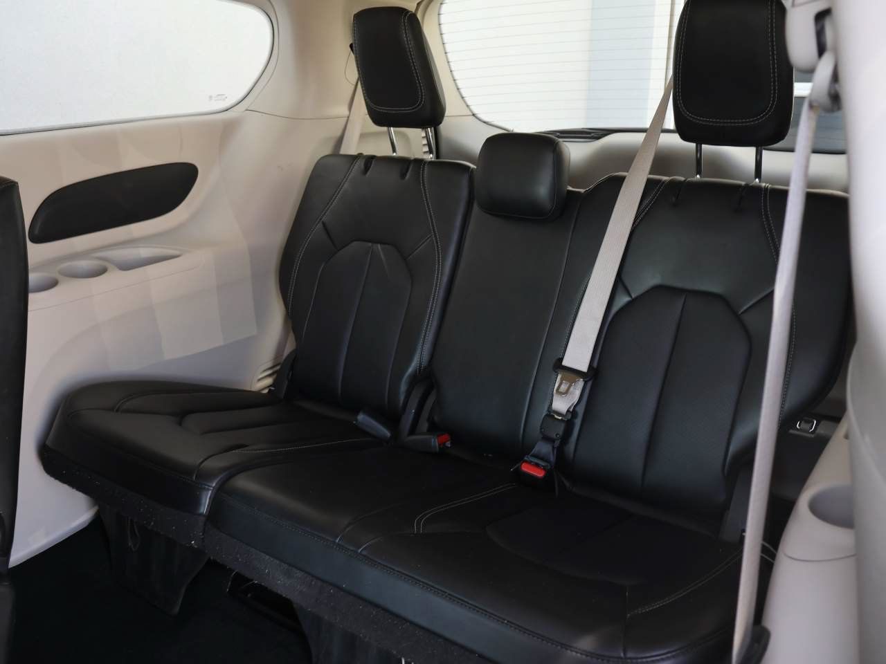 Used 2024 Chrysler Pacifica Touring-L FWD image 11