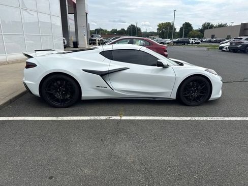 Used 2024 Chevrolet Corvette Z06 RWD image 8