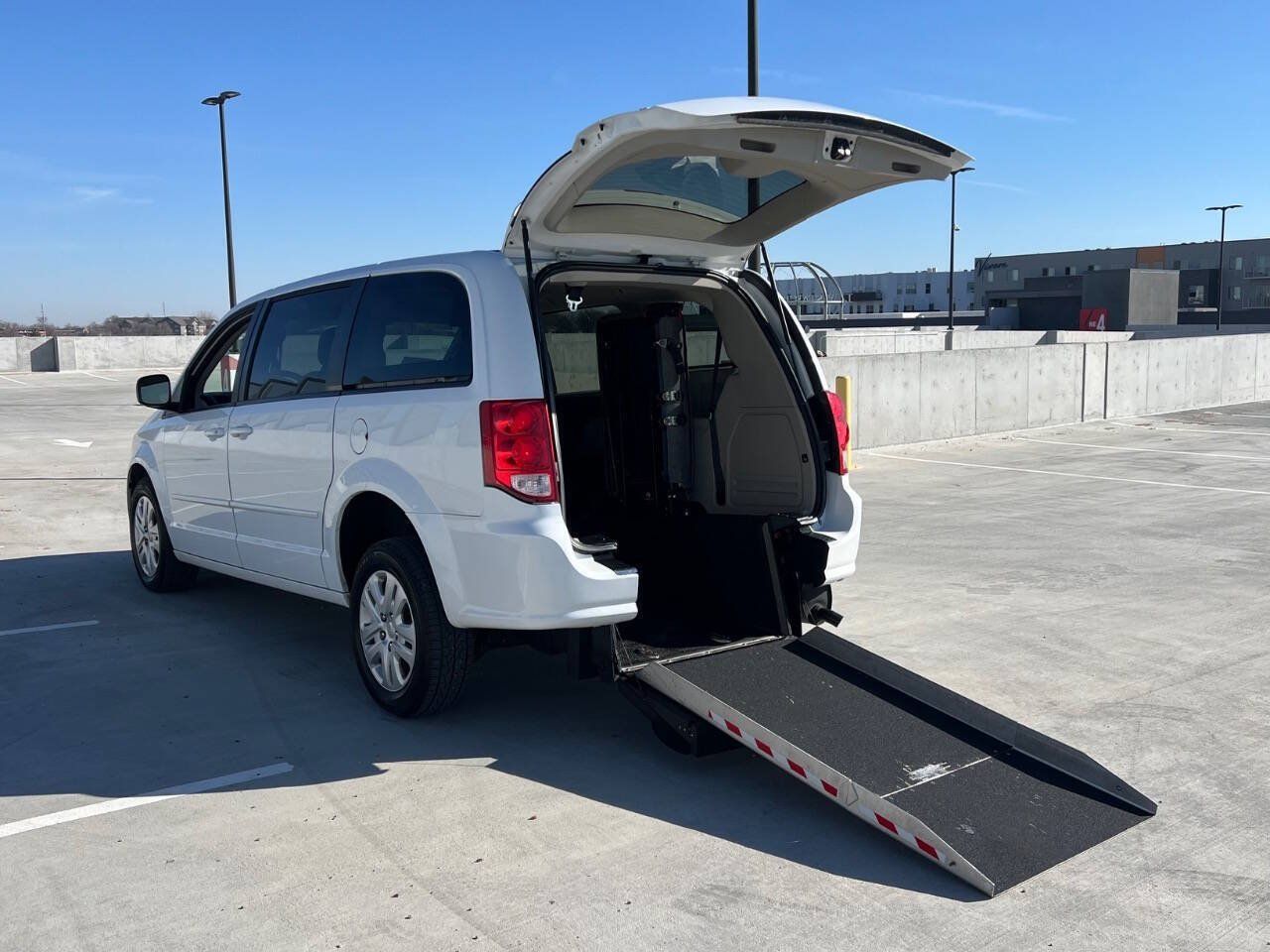 Used 2015 Dodge Grand Caravan SE w/ Quick Order Package 29E SE FWD image 3