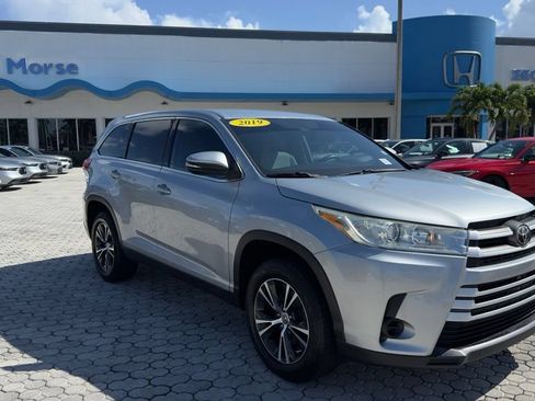 Used 2019 Toyota Highlander LE FWD image 13
