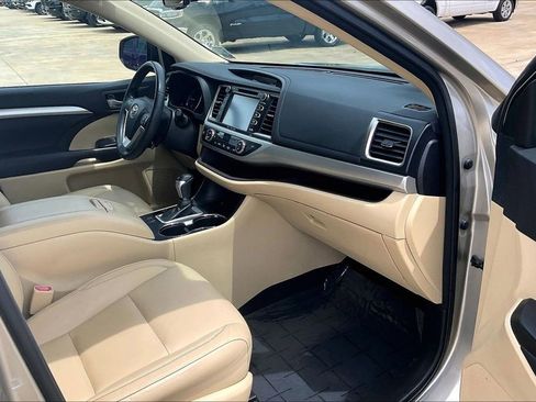 Used 2016 Toyota Highlander XLE FWD image 16