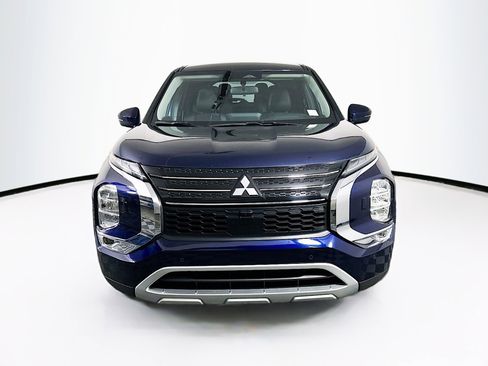 Used 2024 Mitsubishi Outlander SE image 2