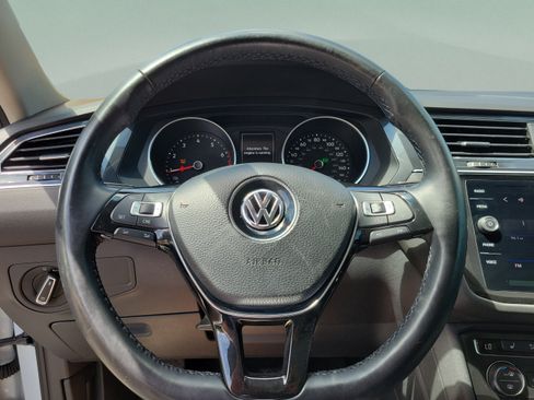 Used 2018 Volkswagen Tiguan SE w/ Panoramic Sunroof Package FWD image 20