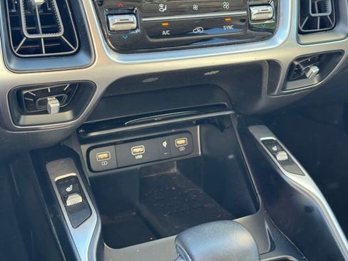 Used 2023 Kia Sorento S w/ Panoramic Sunroof Package image 17