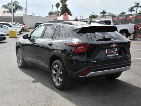 Used 2025 Chevrolet Trax LT FWD image 6